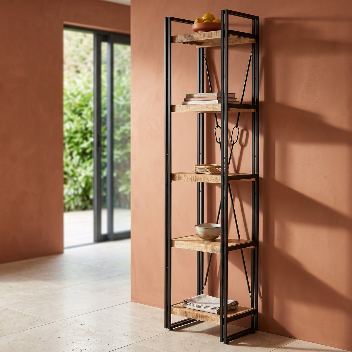 Bibliothèque industrielle à croisillons en manguier – 40 x 30 x 180 cm