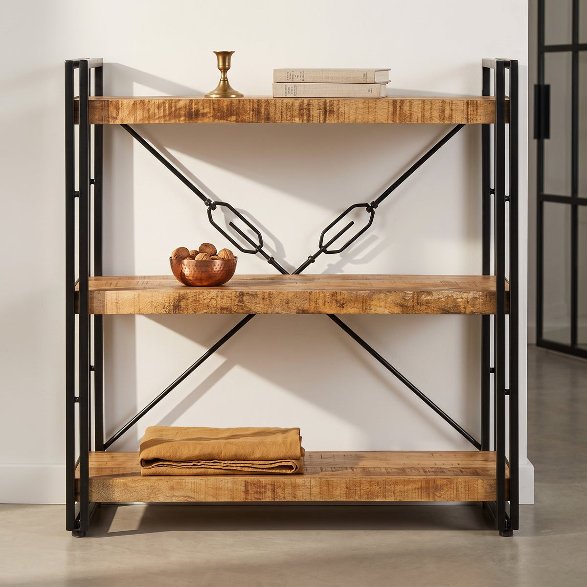 Bibliothèque industrielle à croisillons en manguier – 77 x 30 x 80 cm